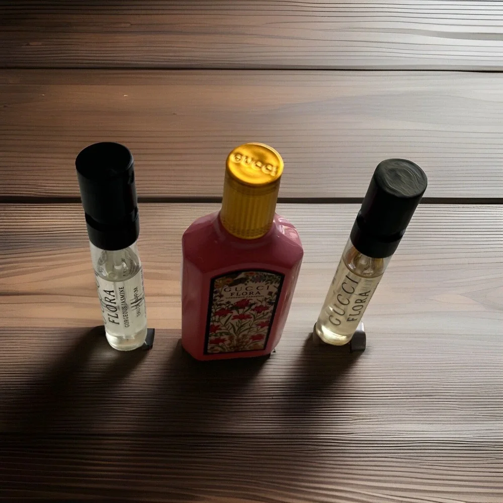 GUCCI Flora Gorgeous Gardenia EDP Mini Splash 0.16 fl.oz  PLUS 2 Samples - Picture 2 of 4